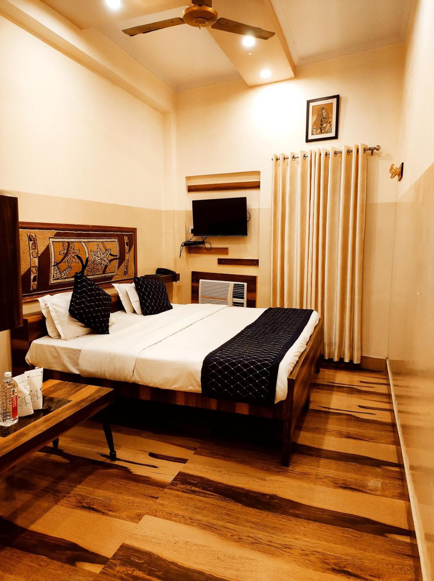 Bhagyashree Guest House 2 Km To Vishwanath Temple, Ganga Ghat Parking Available Váránaszi Kültér fotó
